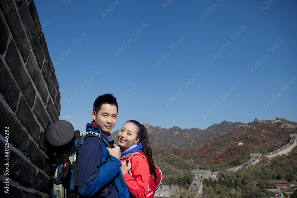 年轻夫妇在长城旅游拍照