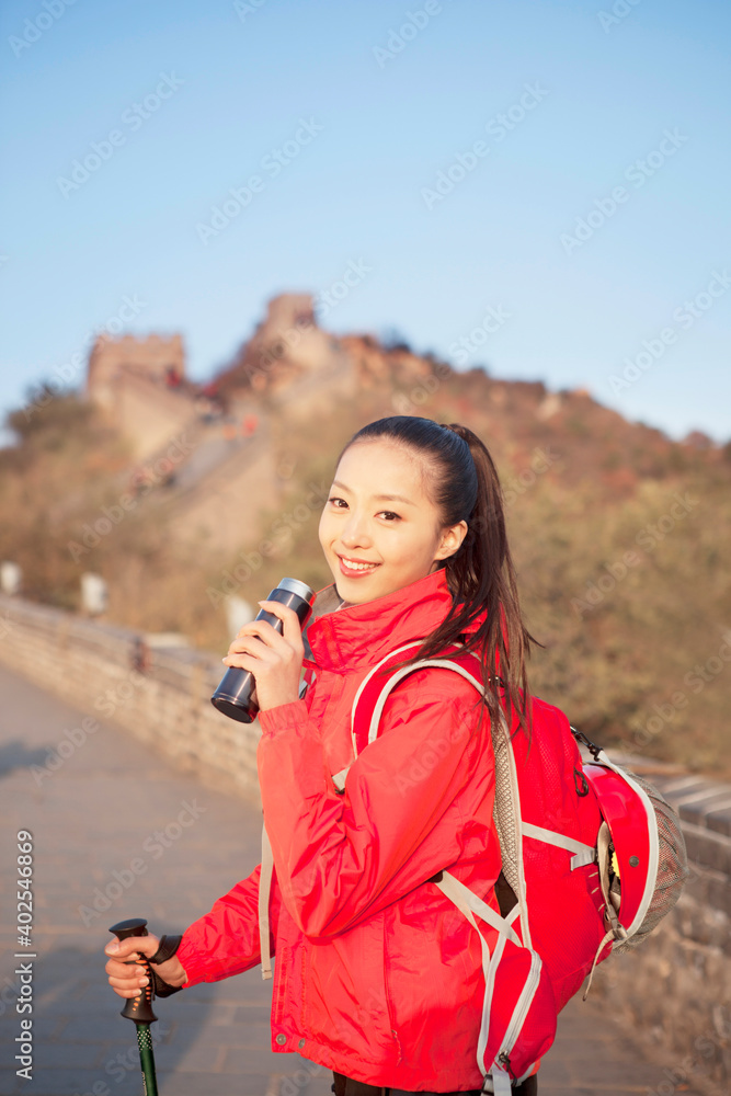 长城旅游中的一位年轻女性