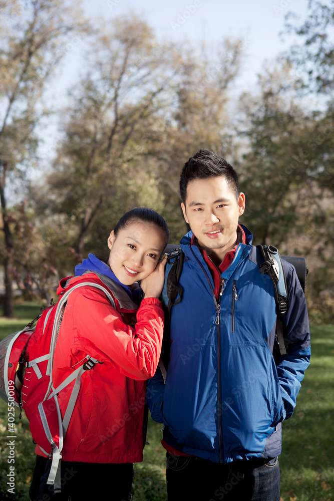 郊区旅游中的年轻夫妇