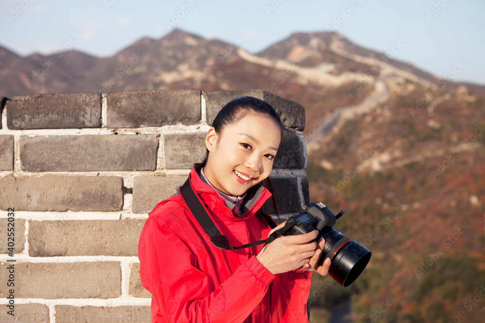 长城旅游中的一位年轻女子图片