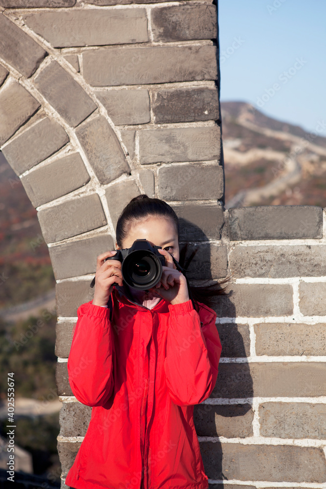 长城旅游中的一位年轻女性图片