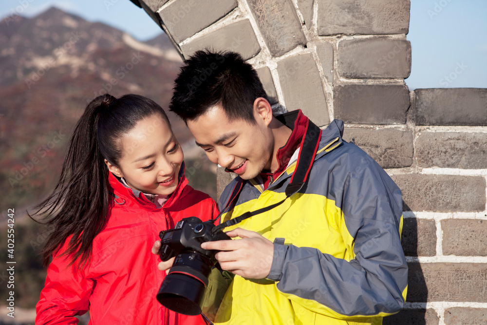 年轻情侣在长城旅游合影