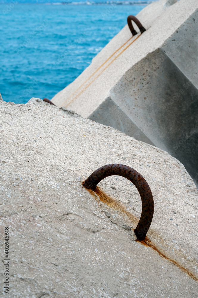 Blocs de béton brise lame sur la jetée du port de Nice