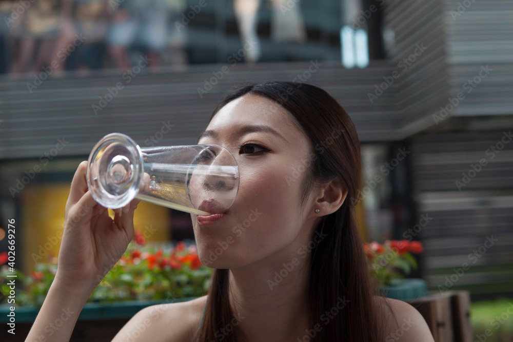 一名年轻女子正在用玻璃杯喝水