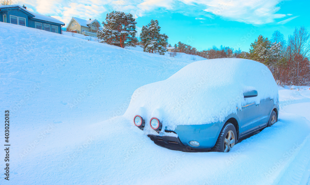 冬日里冰冻的蓝色汽车覆盖着雪-挪威特罗姆瑟