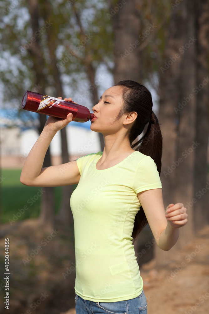 美女在户外拿着水杯