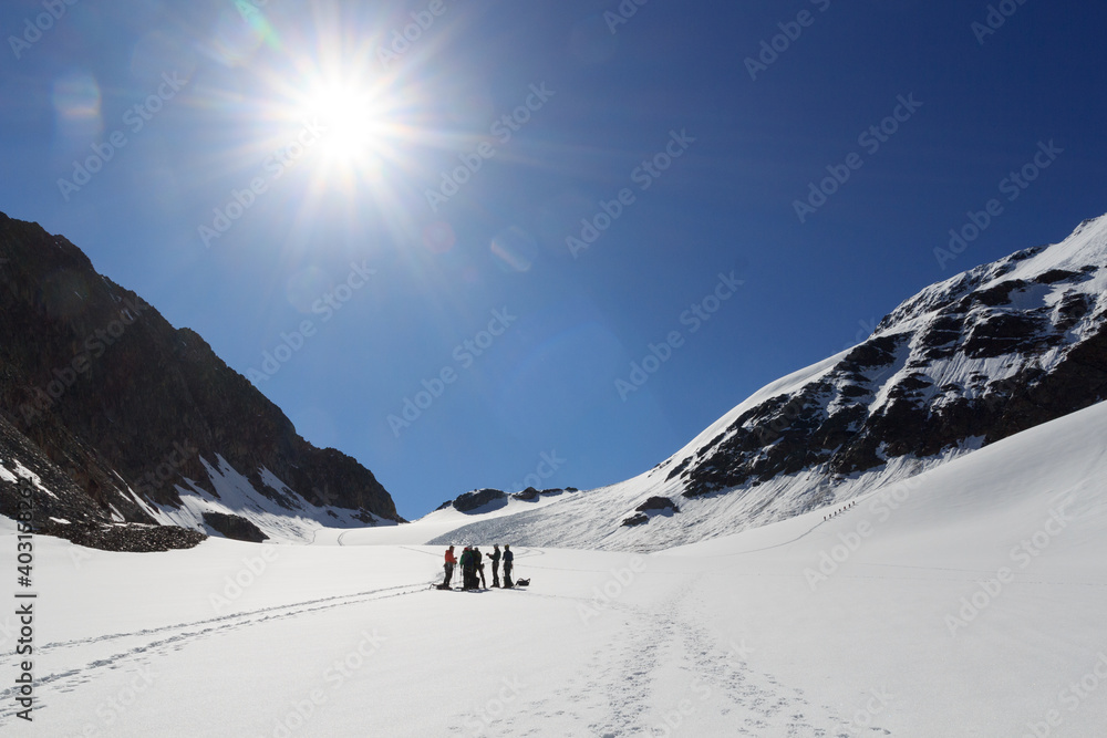 绳索队在Sexegertenferner冰川和Tyr蓝天下的高山雪全景上休息