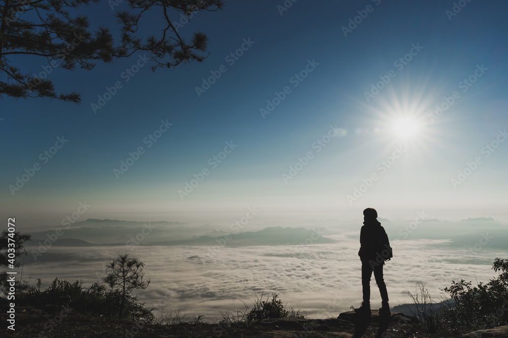 游客站在山顶欣赏云海美景。