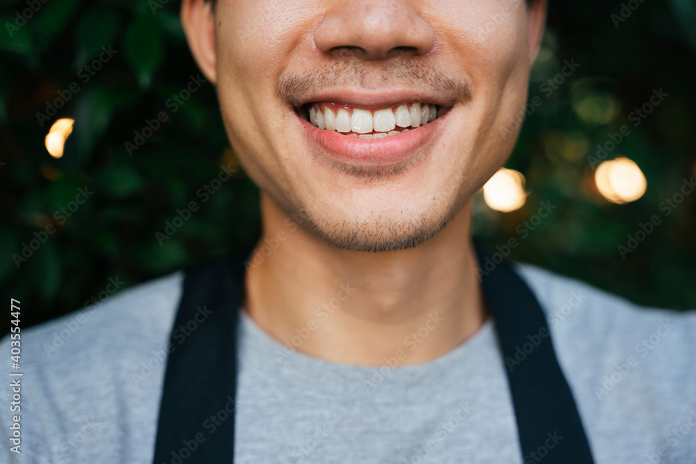 留着白牙胡子的男子特写。