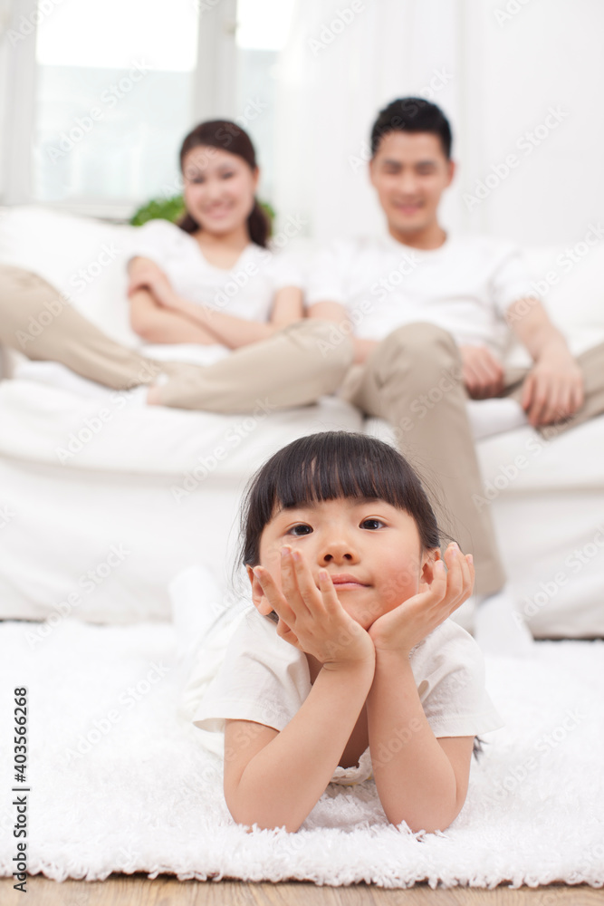 客厅里的年轻中国女孩，背景是父母