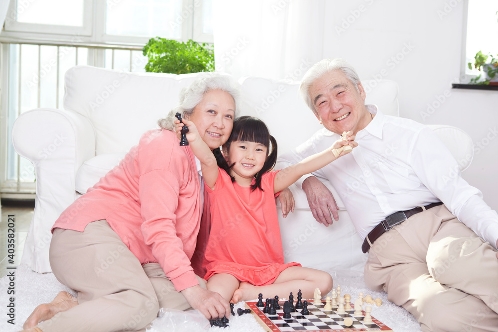 老年夫妇带孙女玩围棋