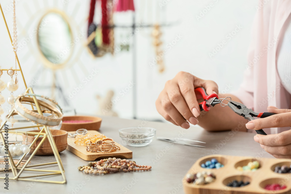 女性设计师在工作场所制作珠宝