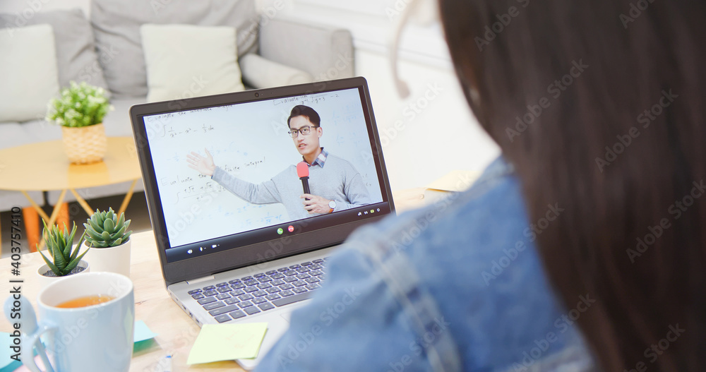 女学生在线学习数学