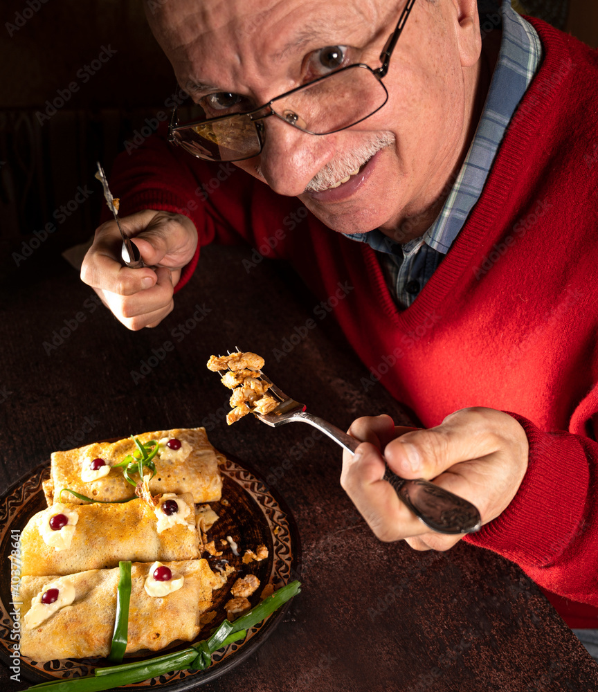 吃新鲜煎饼的男人