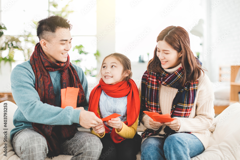 新年快乐。亚洲家庭给家里的幸运儿发红包