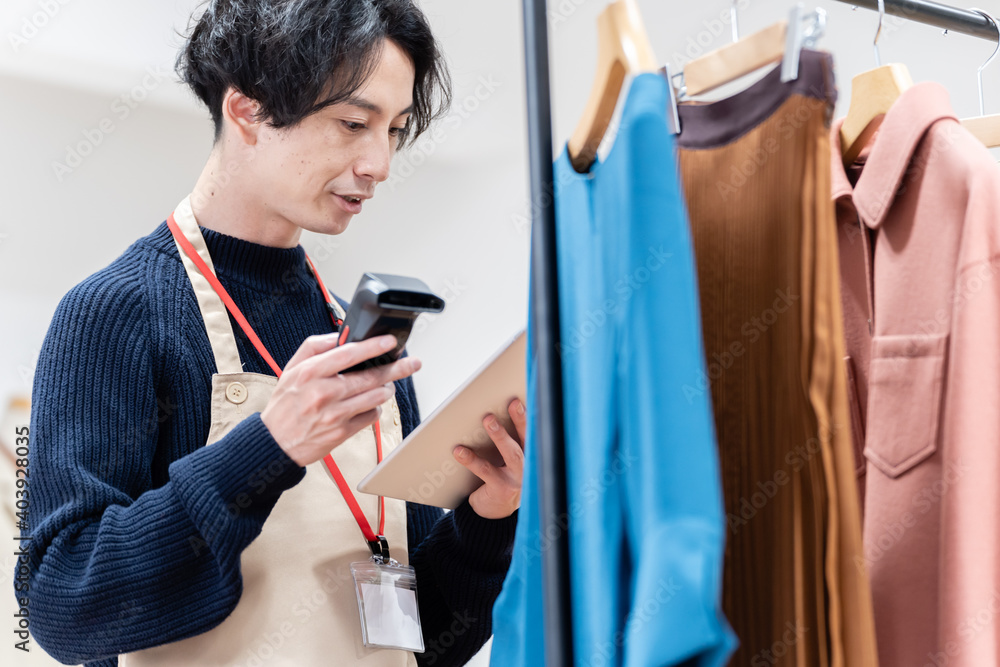 在庫管理をする男性