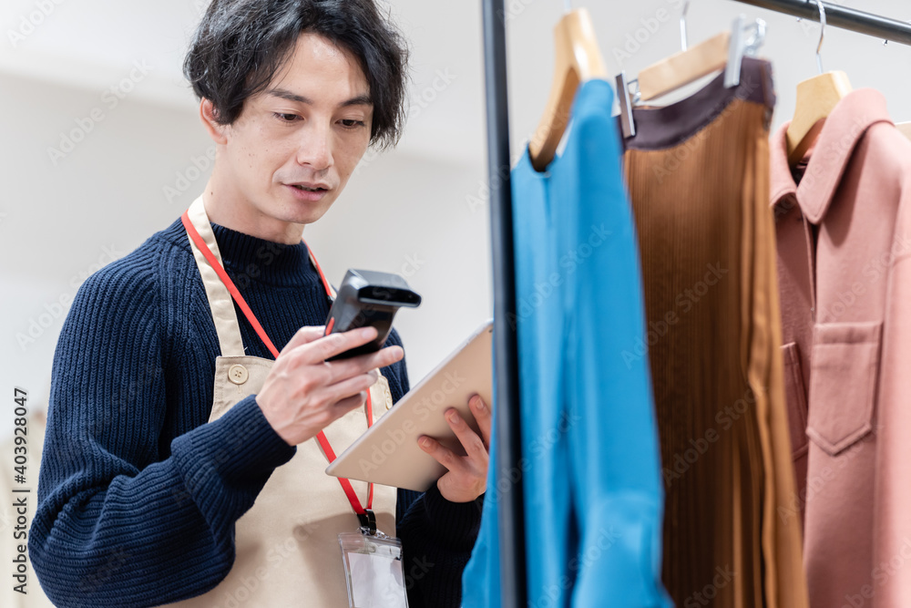 在庫管理をする男性