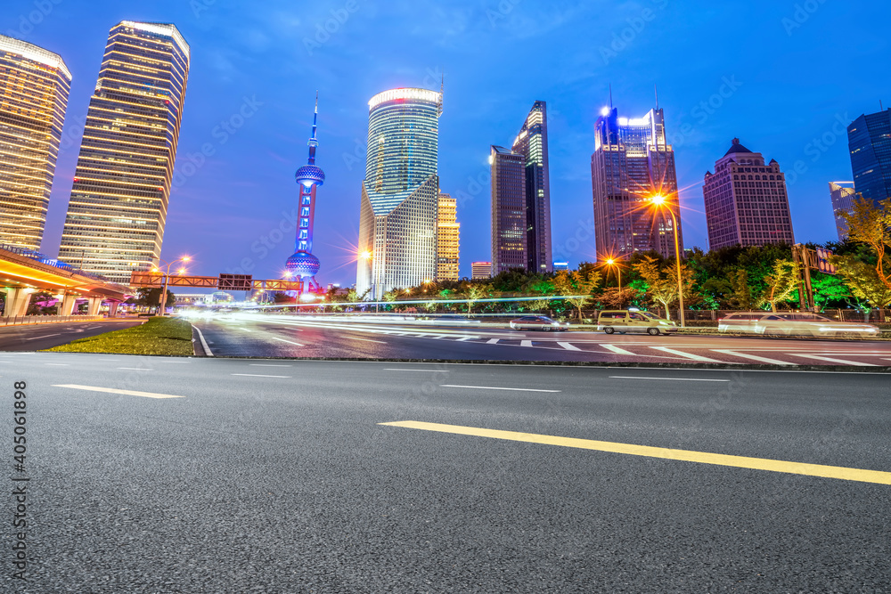 中国现代城市的道路和建筑景观。