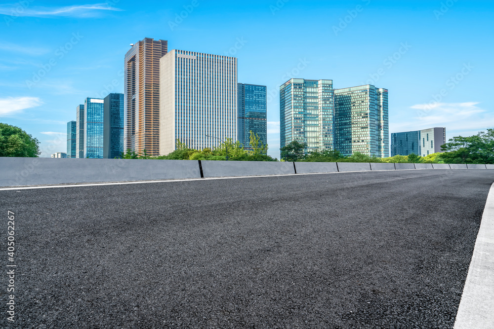 中国现代城市的道路和建筑景观。