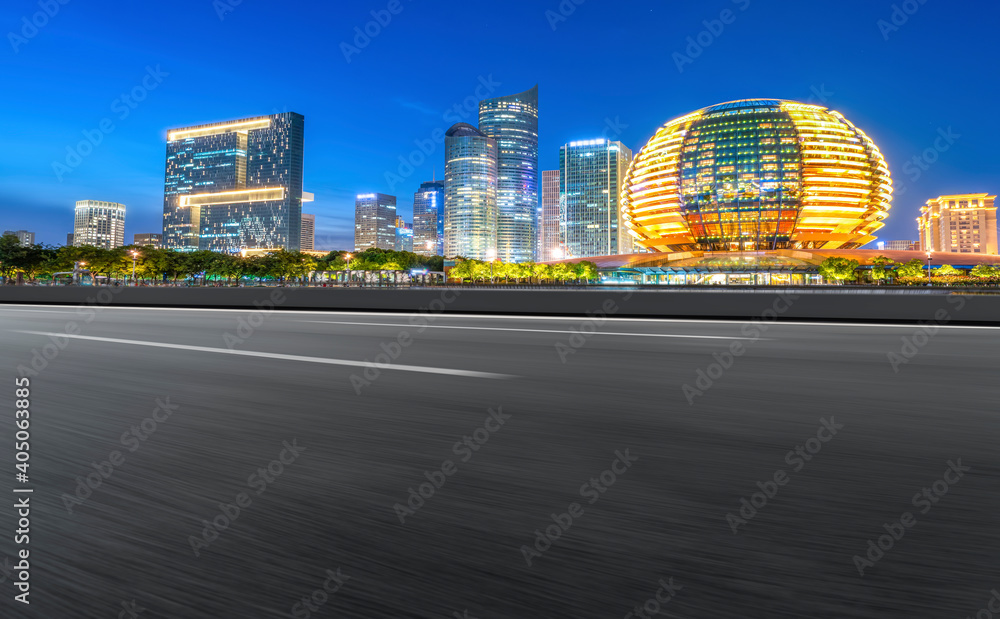 中国现代城市的道路和建筑景观。