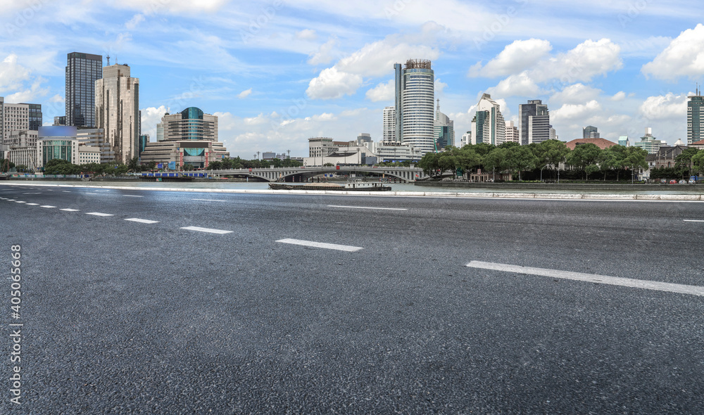 中国现代城市的道路和建筑景观。