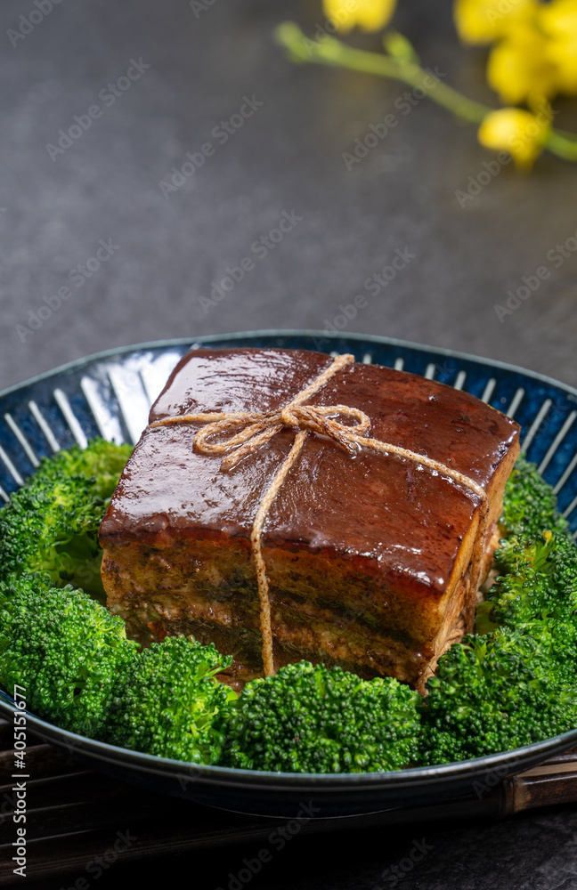 蓝盘子里的东坡肉，黑底西兰花。