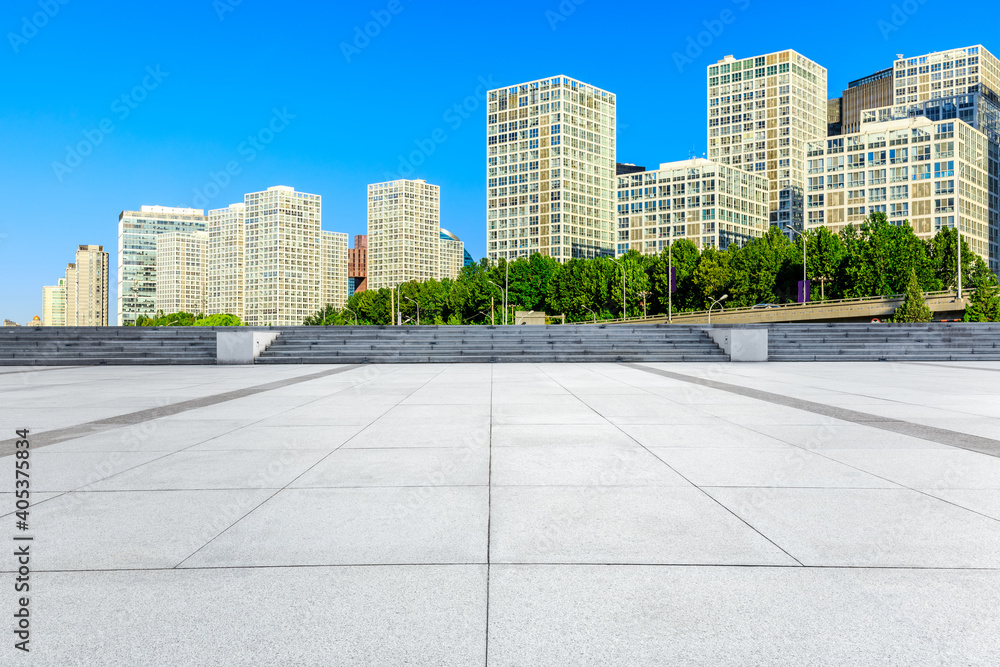 中国北京的空置广场层和现代城市商业建筑。