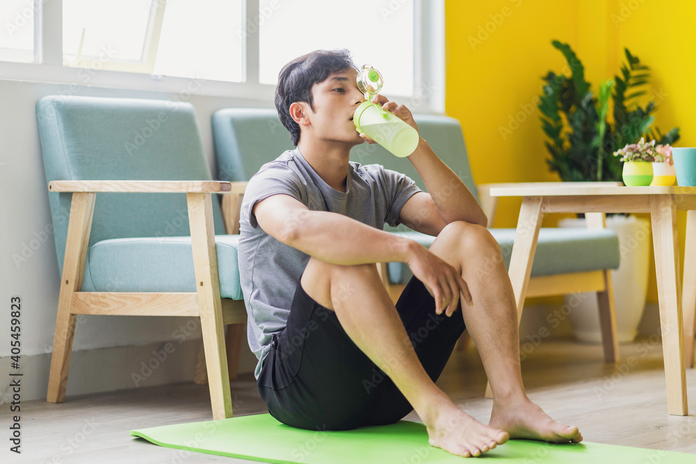 亚洲男子运动后坐着休息