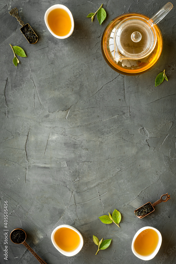 茶壶和茶杯中的热干茶俯视图。茶道概念