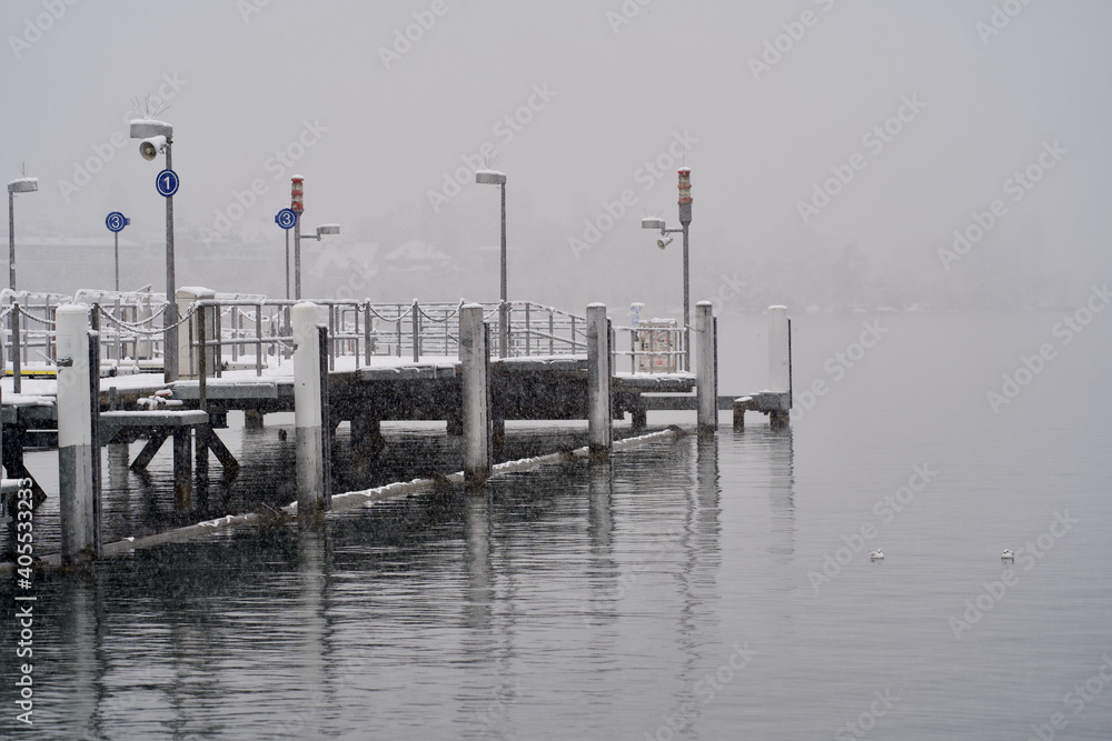 湖上的跳板上覆盖着新鲜的雪和海鸥。