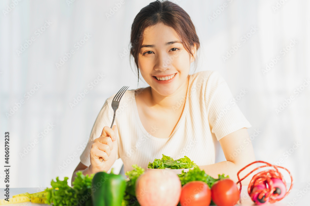 年轻女子正在吃绿色蔬菜减肥