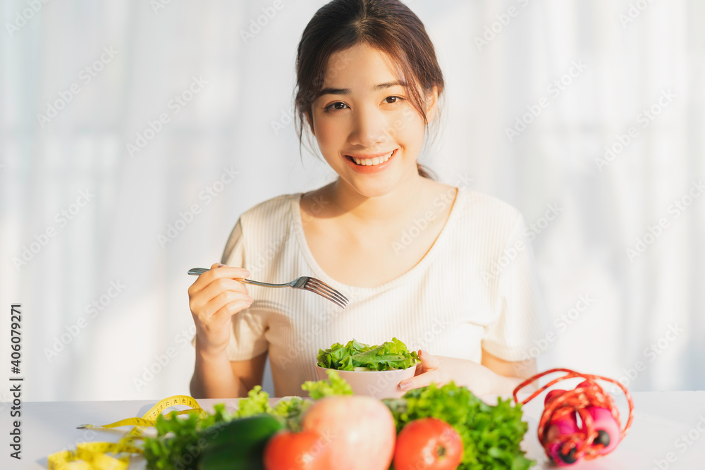 年轻女子正在吃绿色蔬菜减肥