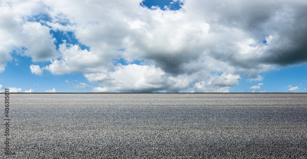 空旷的柏油路和蓝天白云。道路背景。