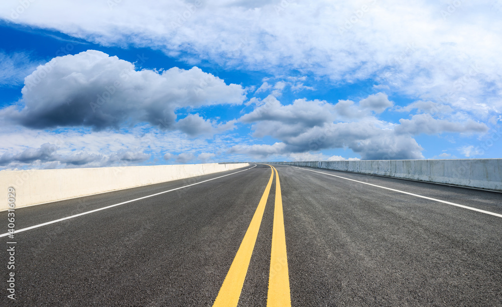 空旷的柏油路和蓝天白云。道路背景。