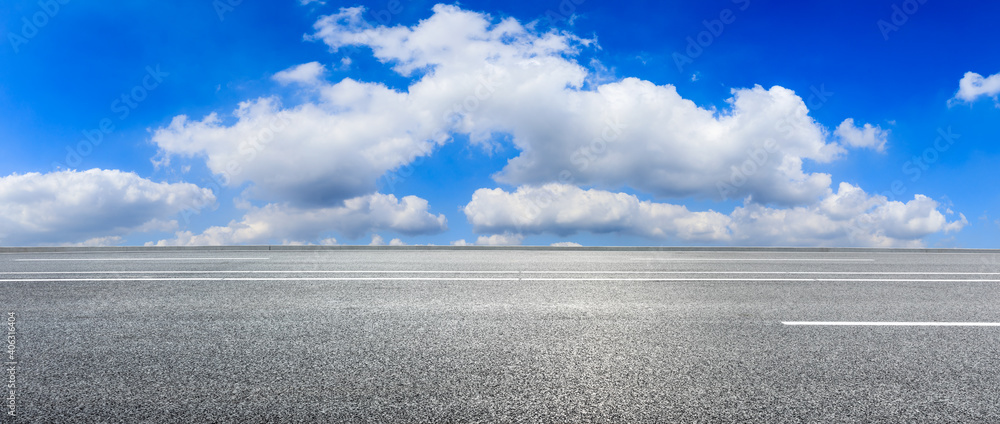 空旷的柏油路和蓝天白云。道路背景。