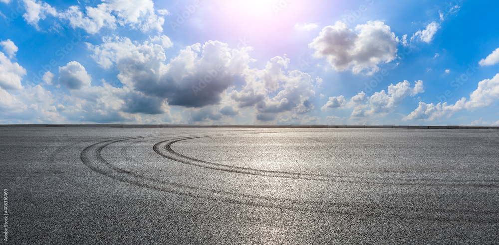 空旷的柏油路和蓝天白云。道路背景。