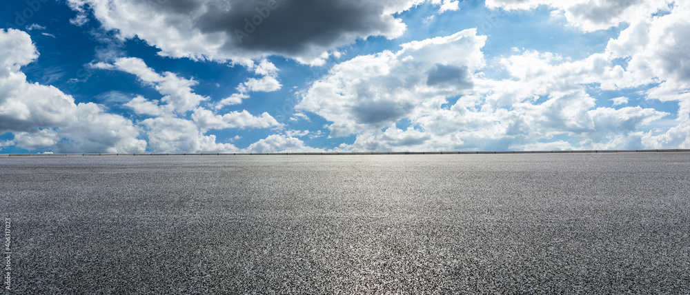 空旷的柏油路和蓝天白云。道路背景。