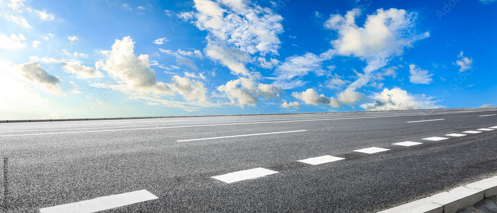 空旷的柏油路和蓝天白云。道路背景。