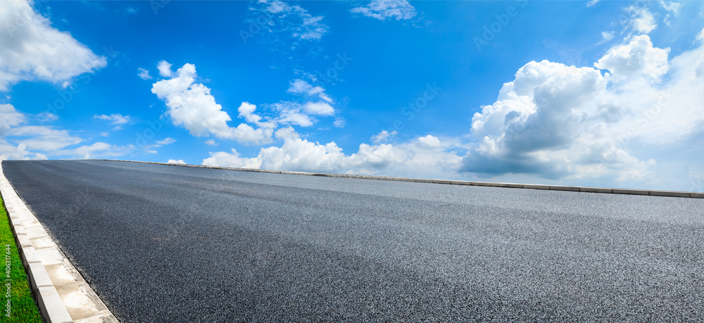 空旷的柏油路和蓝天白云。道路背景。