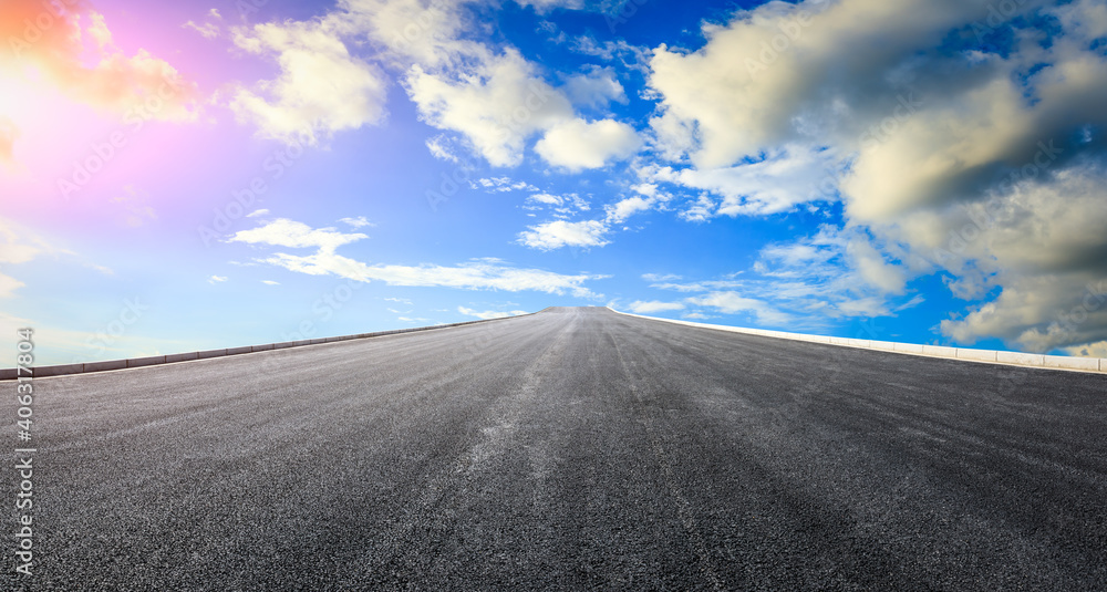 空旷的柏油路和蓝天白云。道路背景。