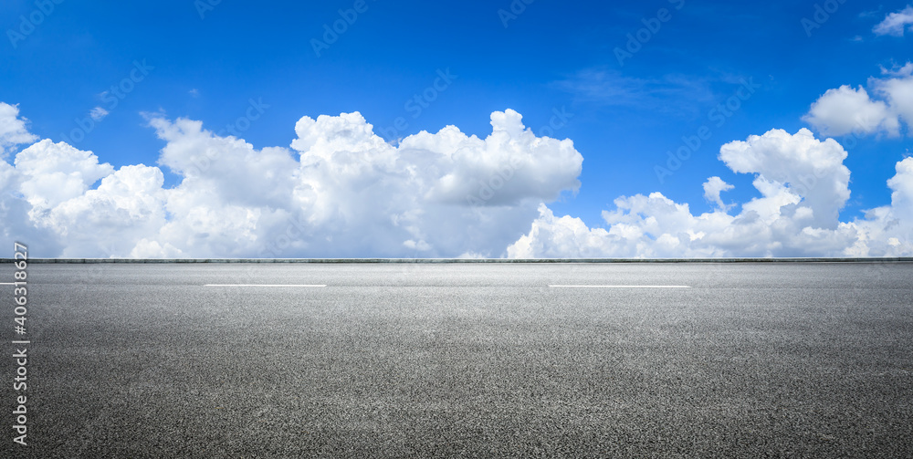 空旷的柏油路和蓝天白云。道路背景。