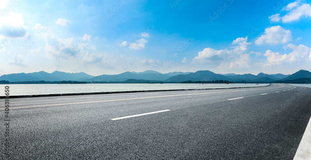 空旷的柏油路和蓝天白云。道路背景。