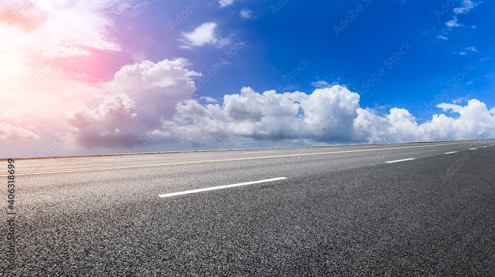 空旷的柏油路和蓝天白云。道路背景。