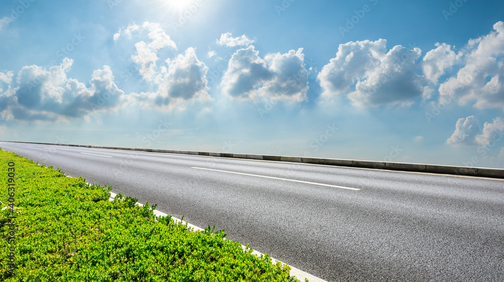 空旷的柏油路和蓝天白云。道路背景。