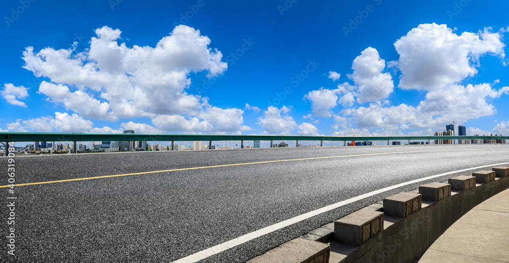 空旷的柏油路和蓝天白云。道路背景。