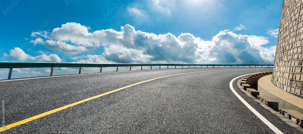 空旷的柏油路和蓝天白云。道路背景。