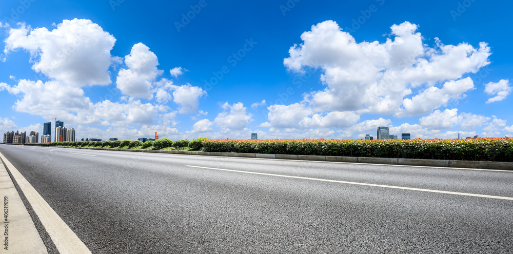 空旷的柏油路和蓝天白云。道路背景。