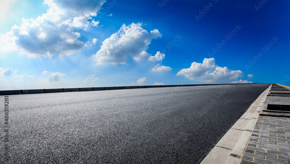 空旷的柏油路和蓝天白云。道路背景。