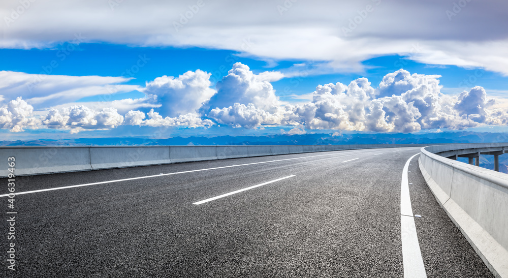 空旷的柏油路和蓝天白云。道路背景。