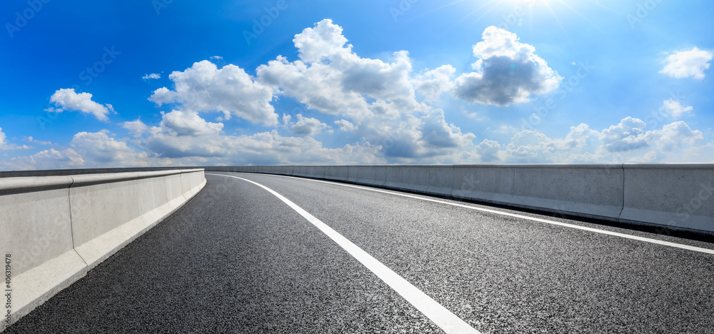 空旷的柏油路和蓝天白云。道路背景。